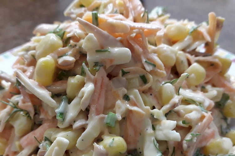 Классический салат с колбасой и огурцом