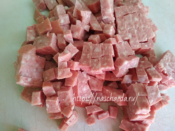 порезать колбасу кубиками