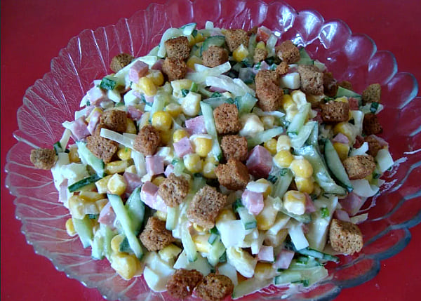 с кукурузой и сухариками
