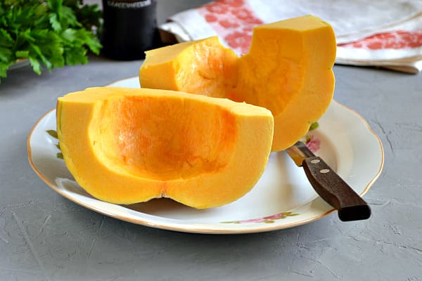 вырезать мякоть и семена