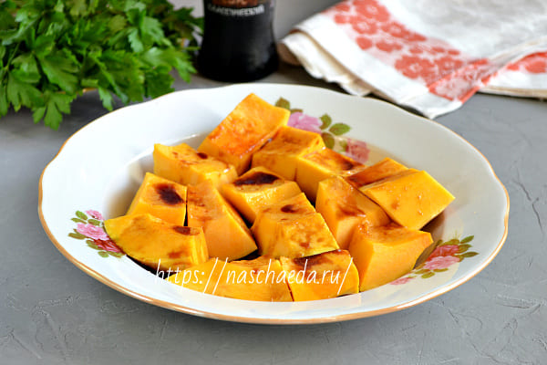 залить кусочки соусом