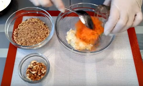 морковную массу смешать с сырной
