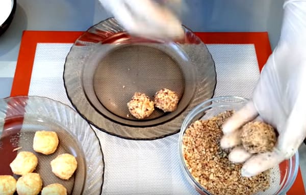 запанировать ореховой крошкой