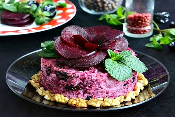 салат с черносливом и орехом