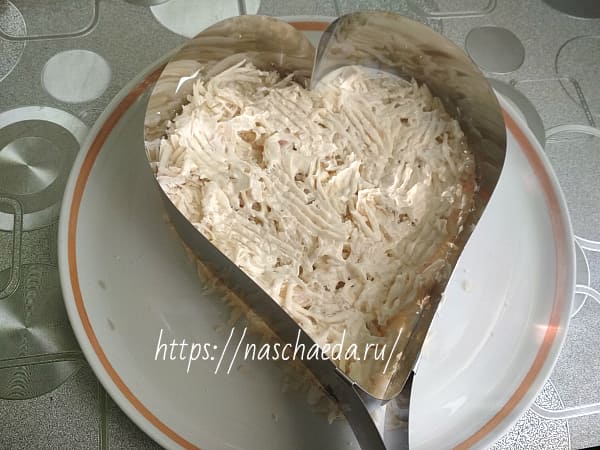 слой картофеля и соус