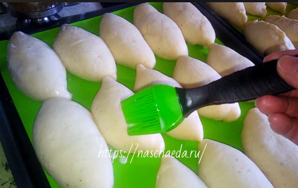 смазать яйцом