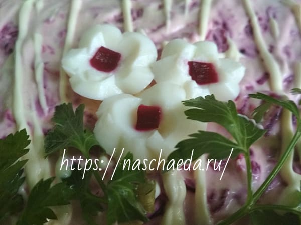 украсить яйцом и листочками