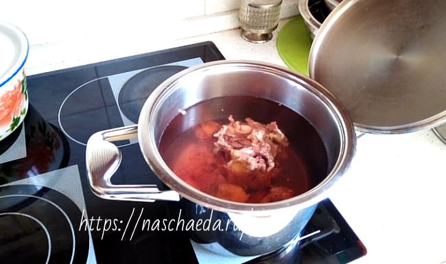 мясо в кастрюле