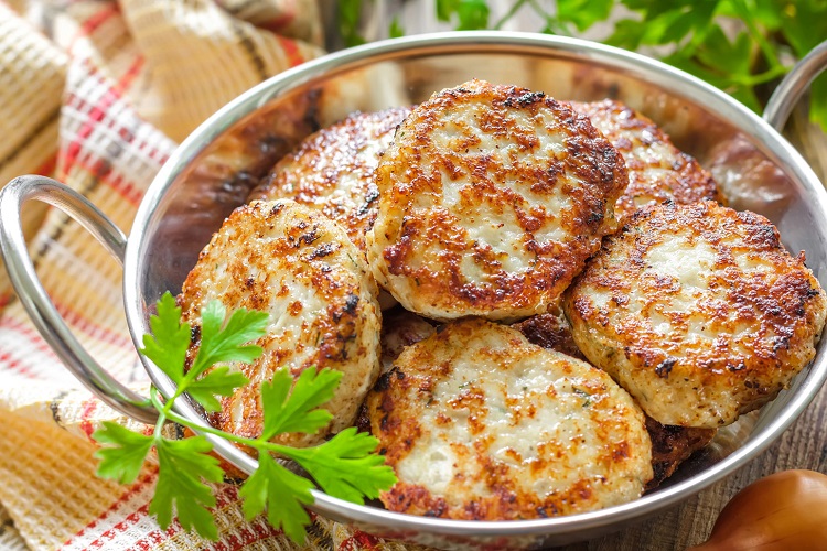 Классические домашние куриные котлетки