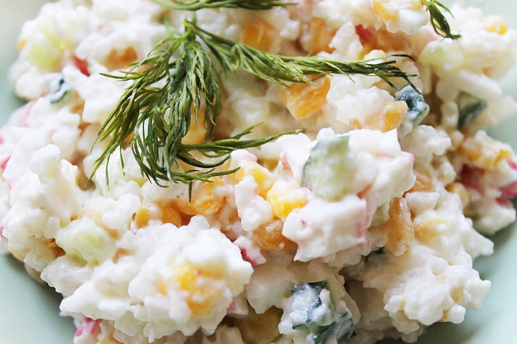 Классический салат с крабами