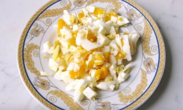 Нарезанные яйца