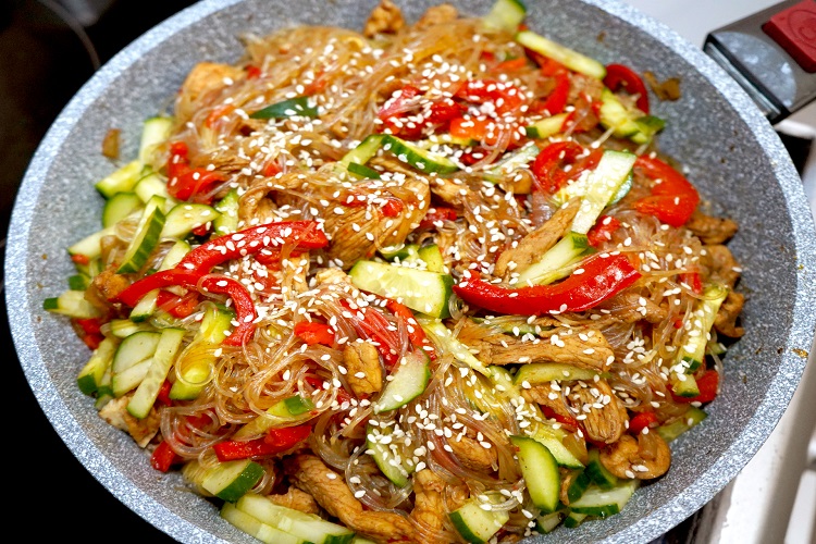Вкусная фунчоза с овощами и курицей