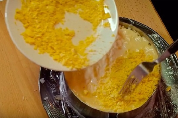 Сыр и желтки