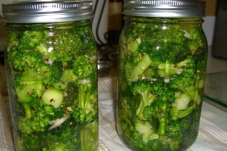 Маринованная брокколи с крыжовником и пряностями
