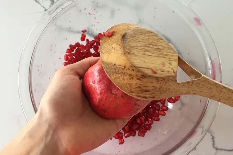 На столе
