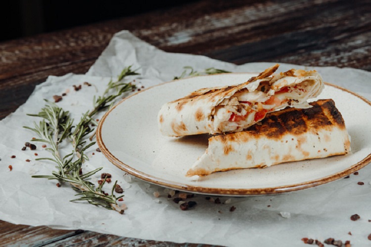 Хрустящий лаваш с сыром, мясом, томатами и амцой