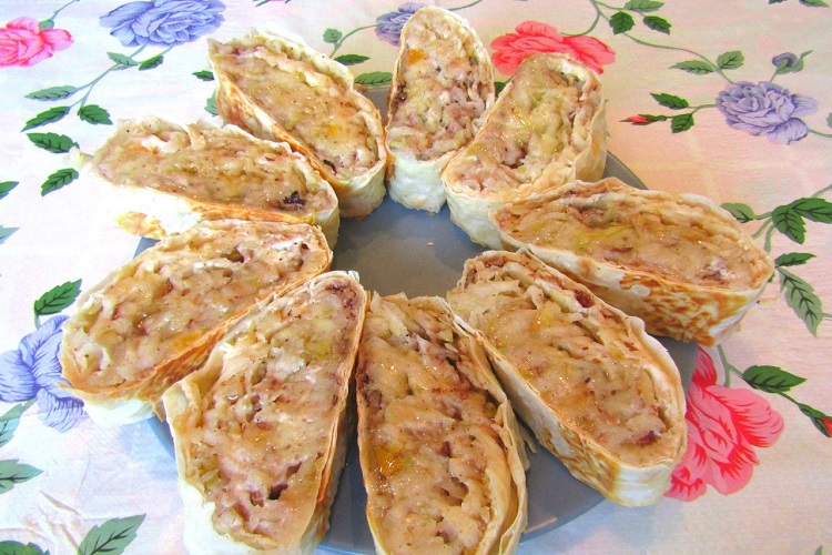 Рулет из лаваша с яблоком, орехами и творогом