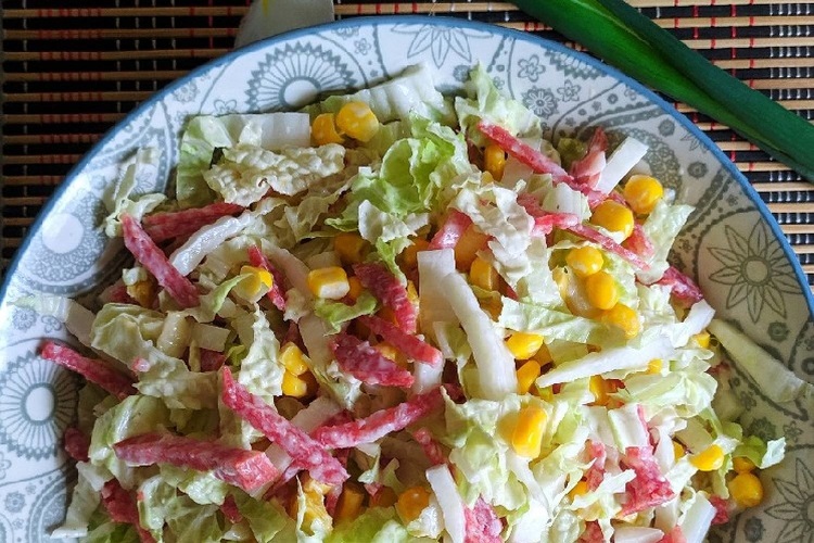 Салат с пекинской капустой и копченой колбасой