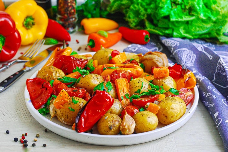 Картофель с овощами в духовке