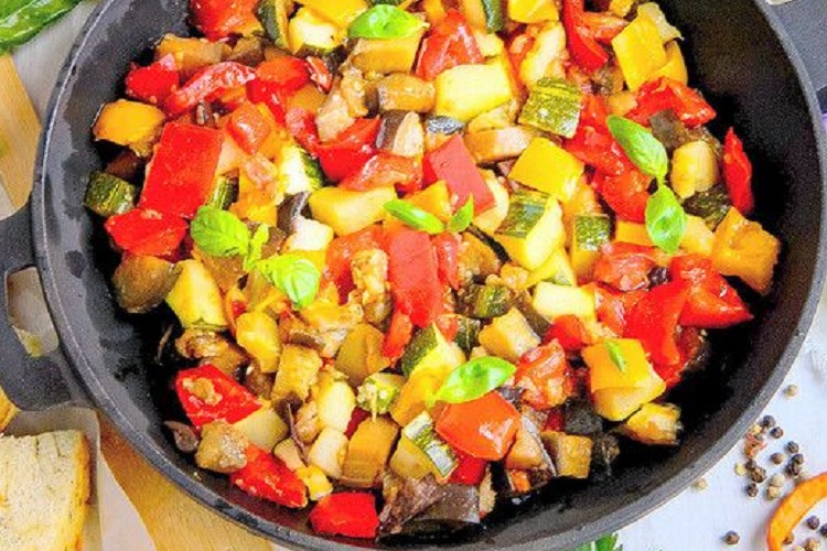 Тушёные баклажаны с овощами