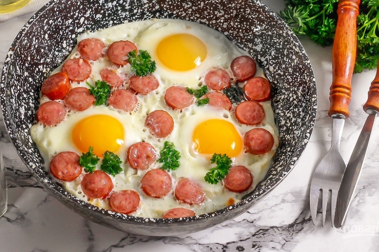 Яичница с колбасой или сосисками