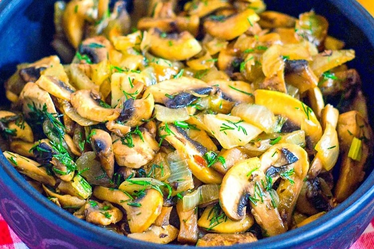 Жареные шампиньоны с луком