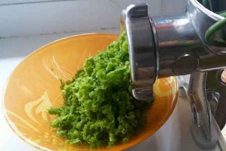 Стрелки чеснока в мясорубке