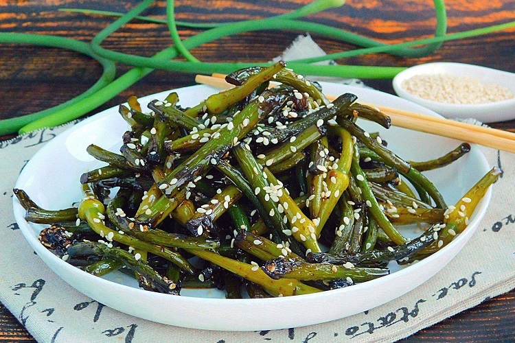Закуска из чесночных стрелок по-корейски