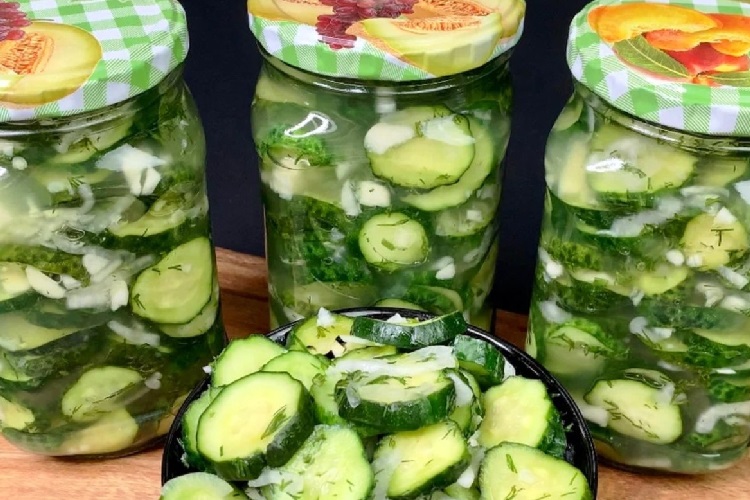 Чесночные стрелки с огурцами и луком
