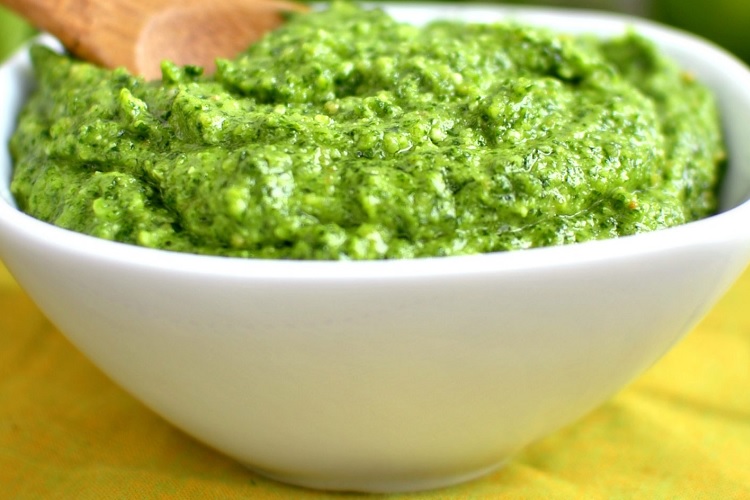 С зеленью и орехами