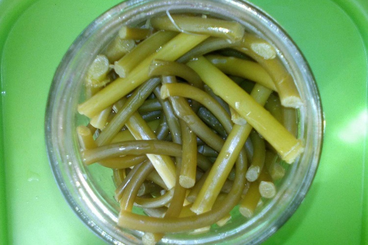 Соленые чесночные стрелки