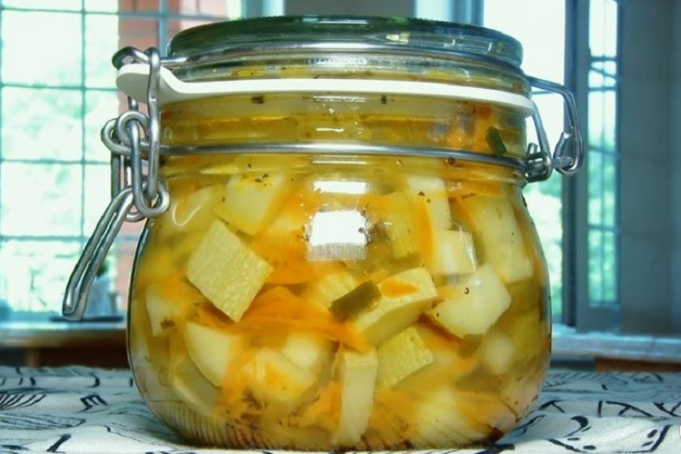 С луком и морковью