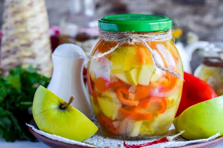 С луком и яблоком