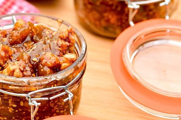 С грецким орехом