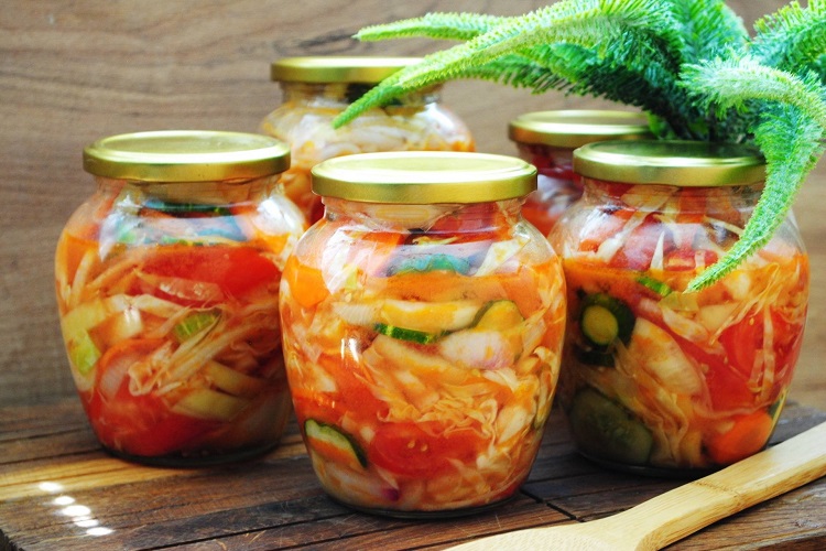 С капустой и томатами