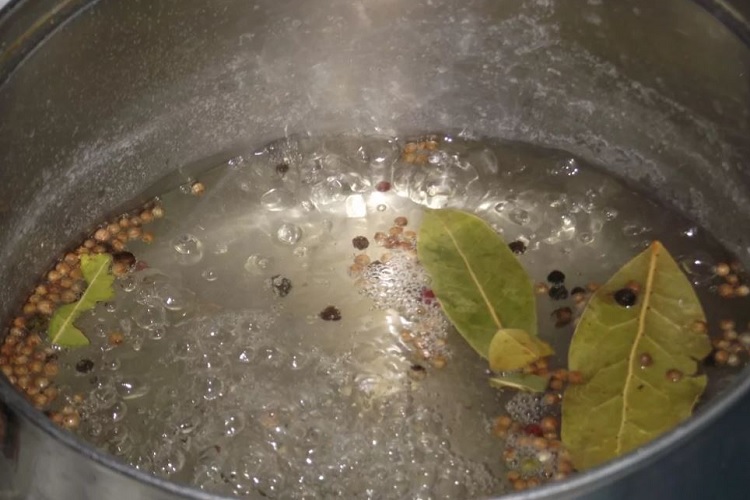Вода в кастрюле
