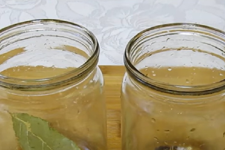 Банки с лаврушкой и перцем
