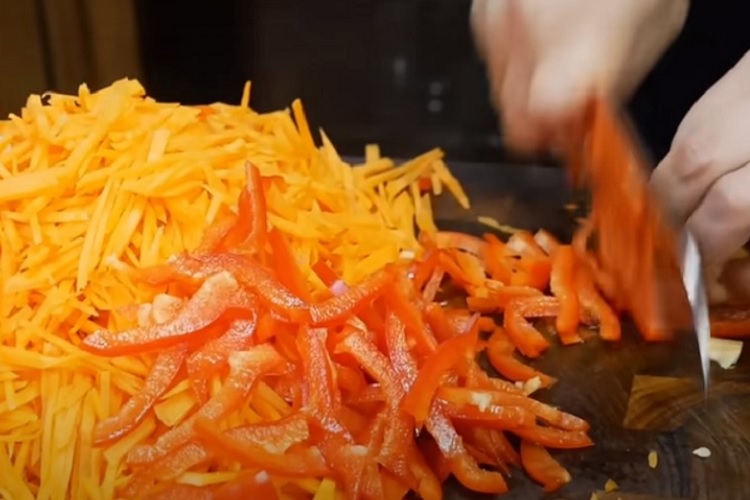 Перец соломкой к моркови