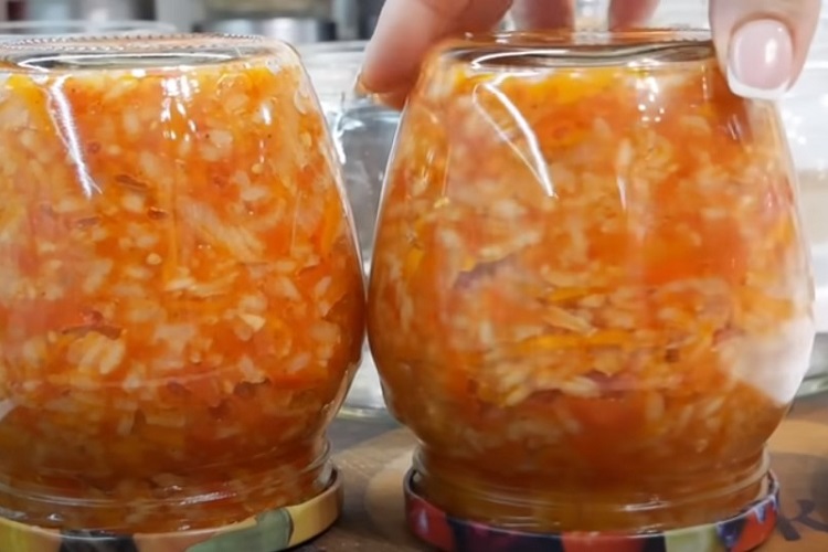 Салат с рисом на зиму по классическому рецепту