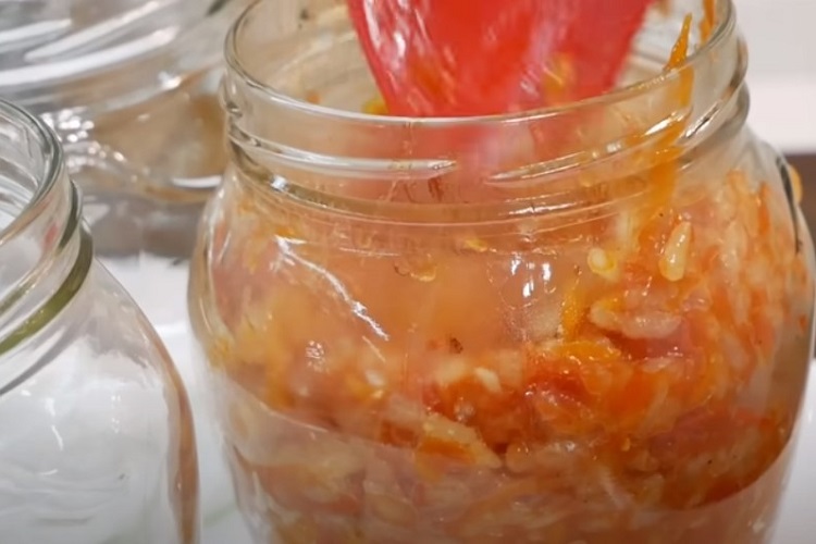 Салат с рисом в стерильных банках
