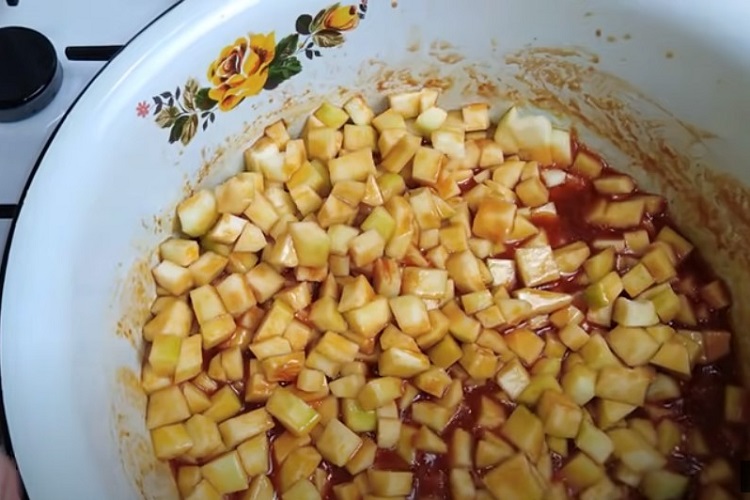 Соус с кабачками на плите
