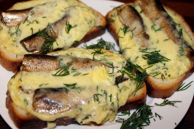 Горячие бутерброды со шпротами