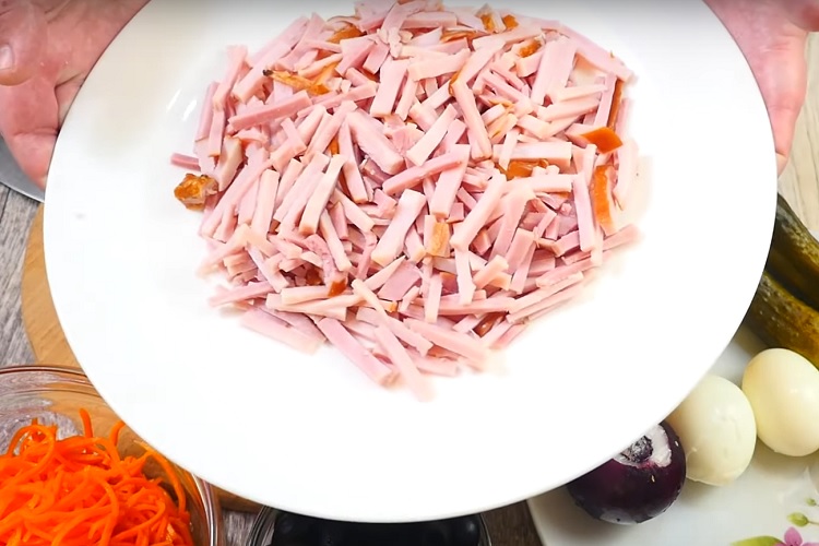 Мясо на тарелке