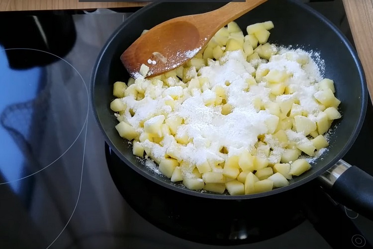 Сахарные яблоки на сковороде