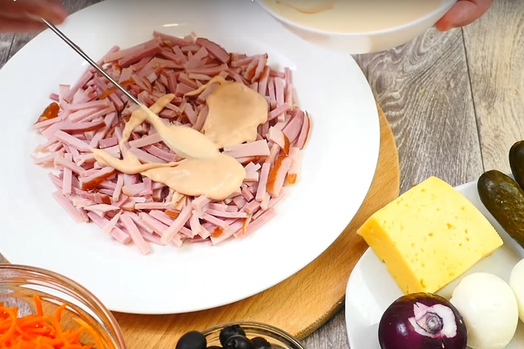 Смазывание мяса соусом