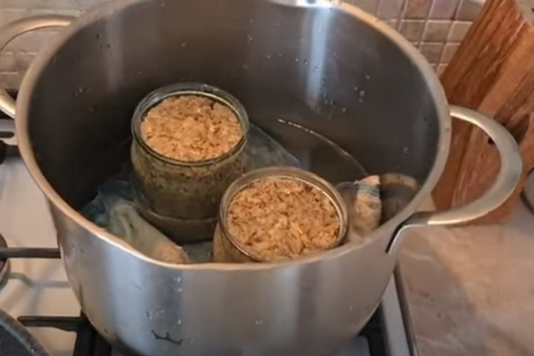 Стерилизация банок с икрой из груздей