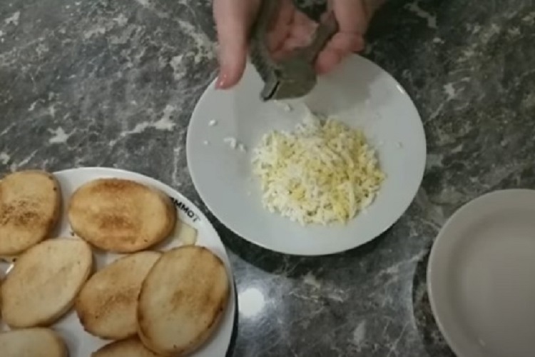 Выдавливание чеснока