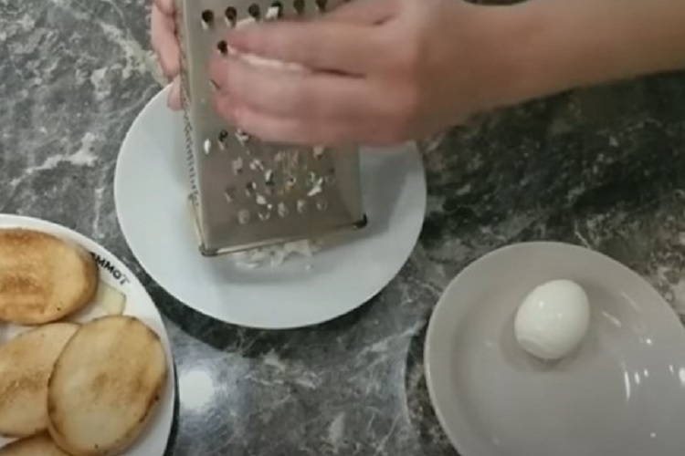 Яйца на терке