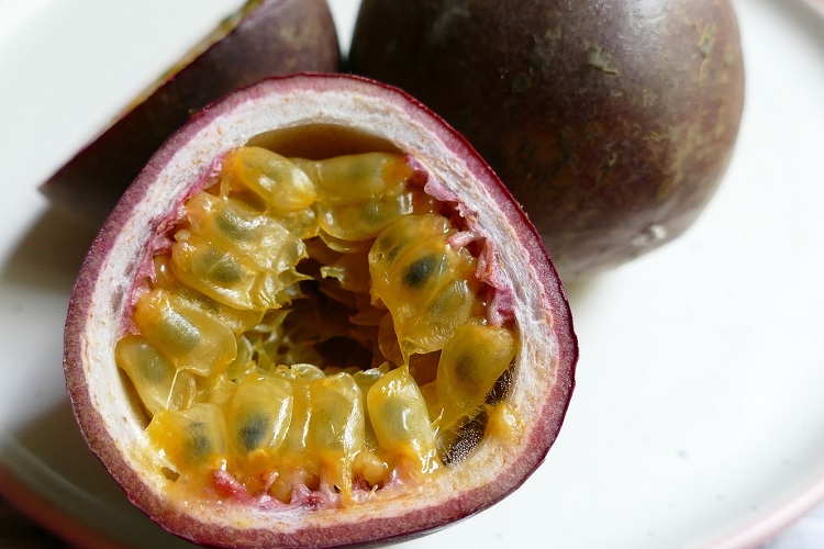 Разрезанная маракуйя