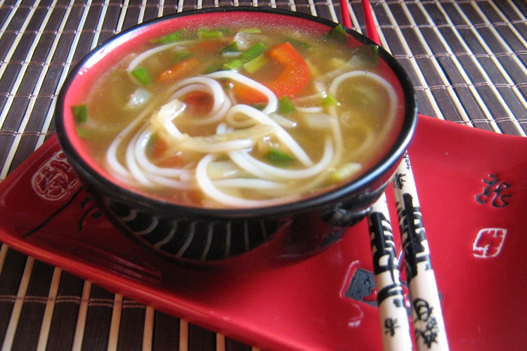 Суп луковый с рисовой лапшой